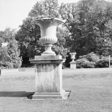 Twickel: twee grote gietijzeren tuinvazen staande op hoge, eenvoudig geprofileerde vierkante op sokkel voorplaats