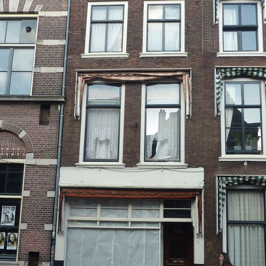 Pand met bakstenen gevel met rechte kroonlijst met consoles, onderpui verbouwd