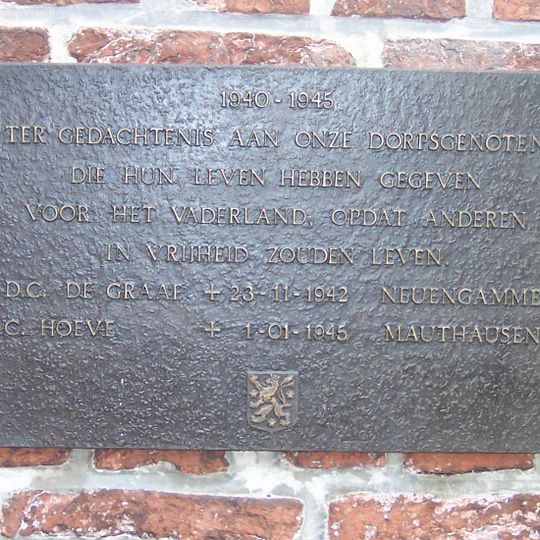 Plaquette op de gevel van de Protestantse kerk