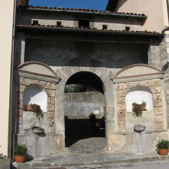 Portale ad arco con fontane