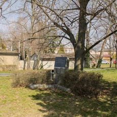 Pomník padlým v Újezdu v centru obce