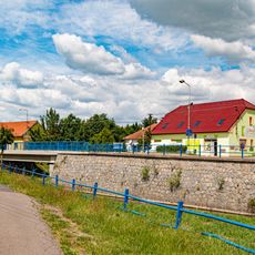 Most Smetanovy ulice přes Ležák v Hrochově Týnci