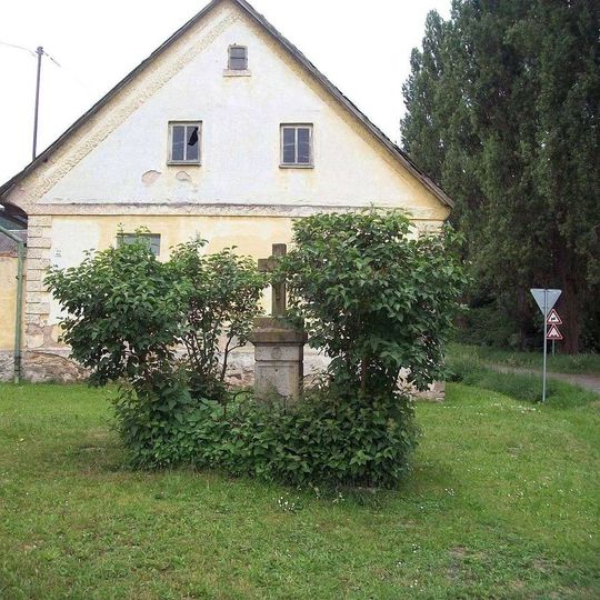 Kříž u čp. 22 v Mezí
