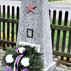 Pomník padlému rudoarmějci u kaple v Kostomlátkách
