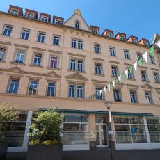 Wohn- und Geschäftshaus (mit zwei Hausnummern) in geschlossener Bebauung, bauliche Einheit mit Nr. 17 Hauptstraße 13; 15