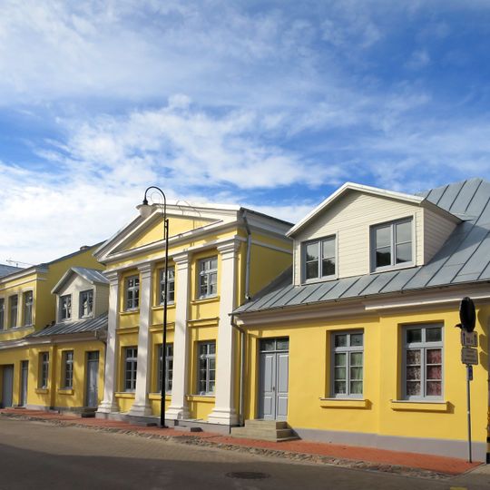 Dzīvojamā un veikalu ēka