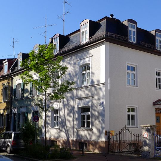 Zweigeschossiger Mietshausblock