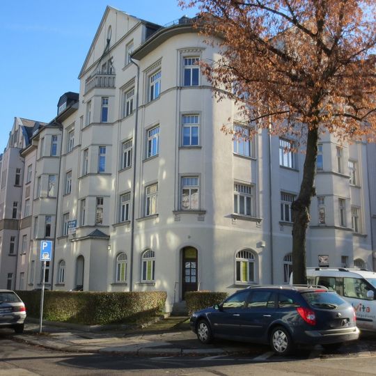 Mietshaus in geschlossener Bebauung in Ecklage mit Vorgarten Theodor-Lessing-Straße 21