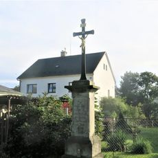 Kříž u kostela v Horních Habarticích