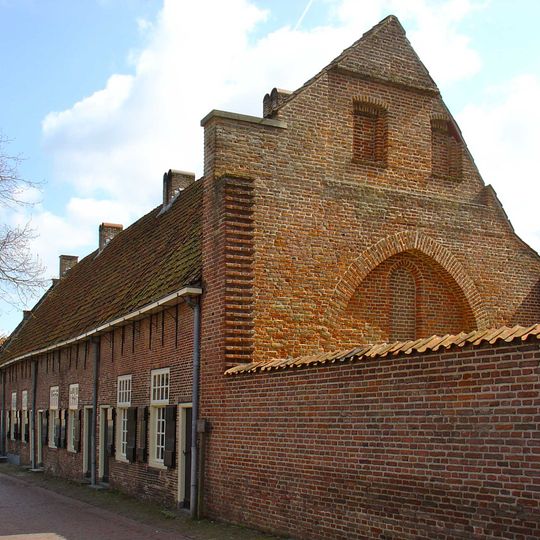 Pakhuis van baksteen onder hoog zadeldak