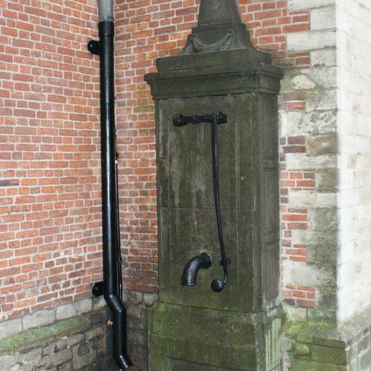 Pomp tegen Hooglandse Kerk, zuiderdwarspand. Hardsteen, van obelisk bekroning voorzien