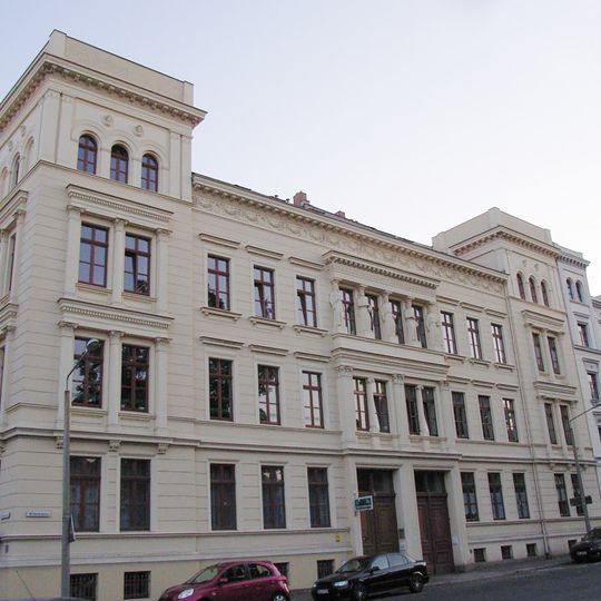 Wohnhaus, Eckhaus zur Augustastraße, hier freistehend, mit schmiedeeiserner Toreinfahrt Wilhelmsplatz 12