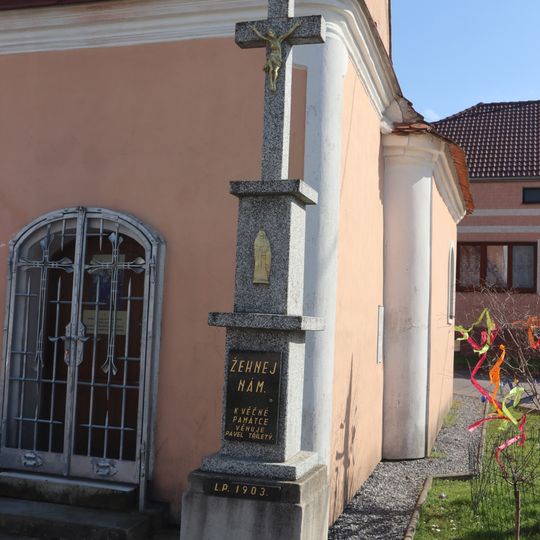 Kříž v Malém Dešově před kaplí