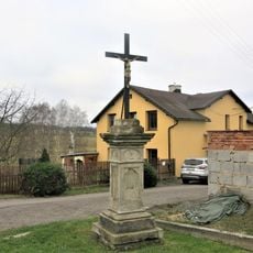 Kříž naproti domům čp. 100 a 88 v Arnolticích