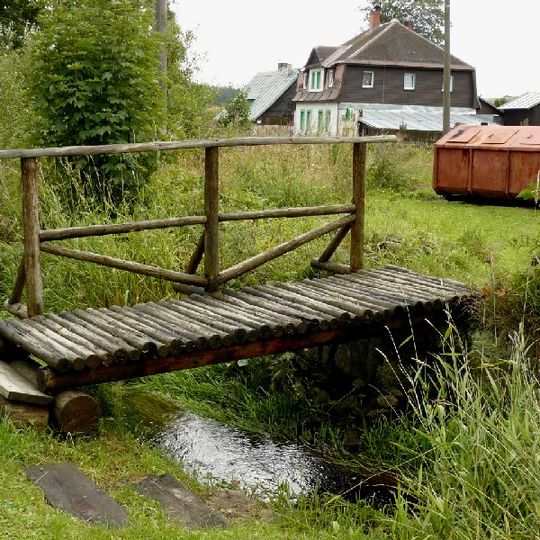 Bývalá lávka přes Rotavu v Přebuzi u kontejnerů