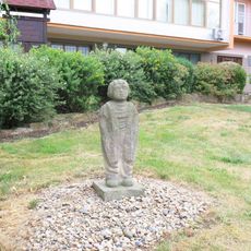 Socha Kluk u Domova seniorů v Bystřanech