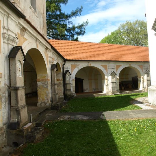 Křížová cesta kolem poutního kostela Nejsvětější Trojice u Trhových Svin