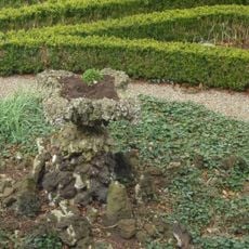 Tuinsieraad vormgegeven in een aan het Neo-Manierisme verwante stijl in de achtertuin van het huis Bisdom van Vliet, in essentie vergelijkbaar met de tuinsieraden die in de overtuin geplaatst zijn.