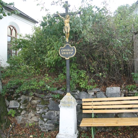 Kříž u kaple v Číhovicích