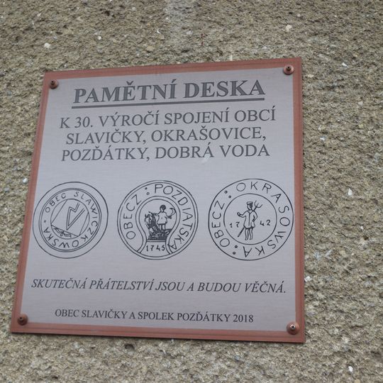 Pamětní deska k 30. výročí spojení obcí Slavičky, Okrašovice, Pozďátky a Dobrá Voda