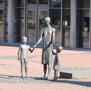 Skulptur Mutter mit Sohn und Tochter