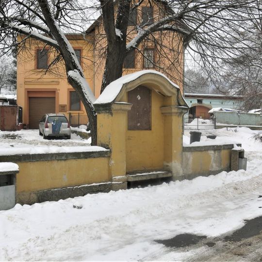Výklenková kaplička na návsi v Litochovicích nad Labem