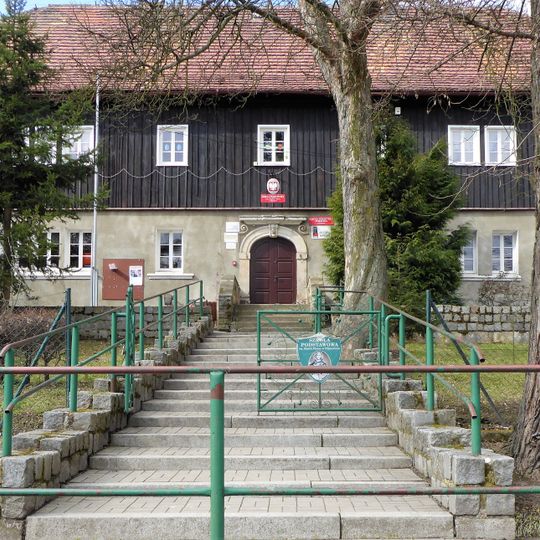 Pastorówka, ob. szkoła