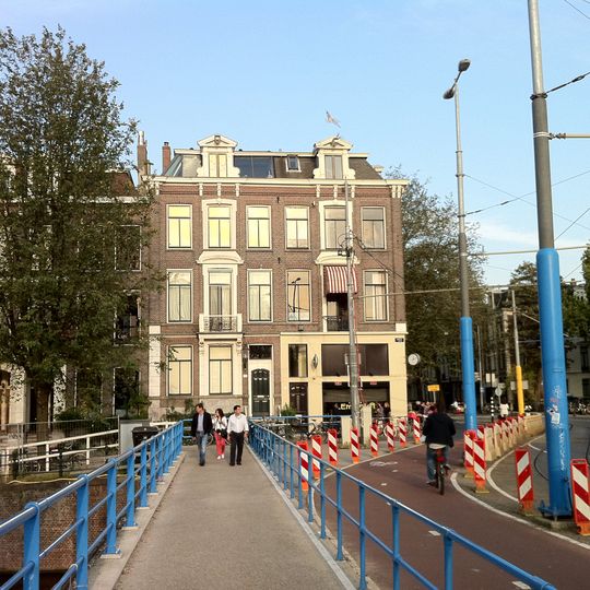 Bakstenen woonhuis ontworpen als dubbel herenhuis