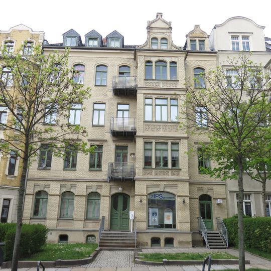 Mietshaus in geschlossener Bebauung mit Vorgarten Weststraße 60