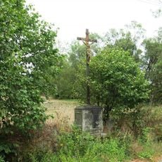 Kříž u silnice naproti domu 136 v Loučkách