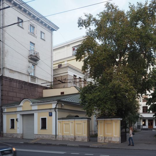 Конюшня, каретный сарай