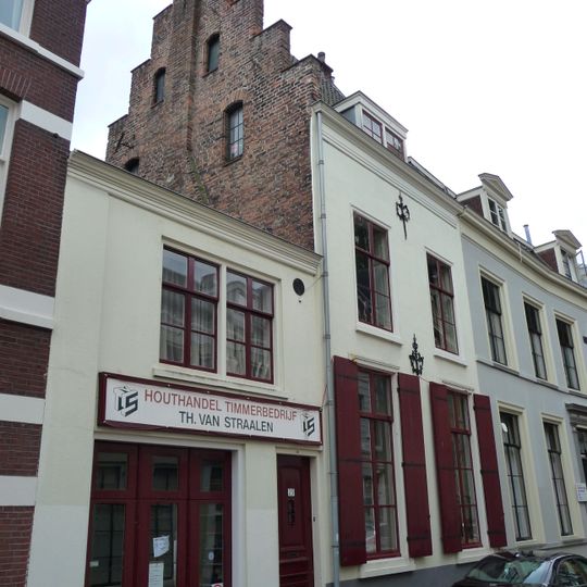 Pand met gepleisterde lijstgevel met aan de korte zijde trapgevel, fraaie ankers