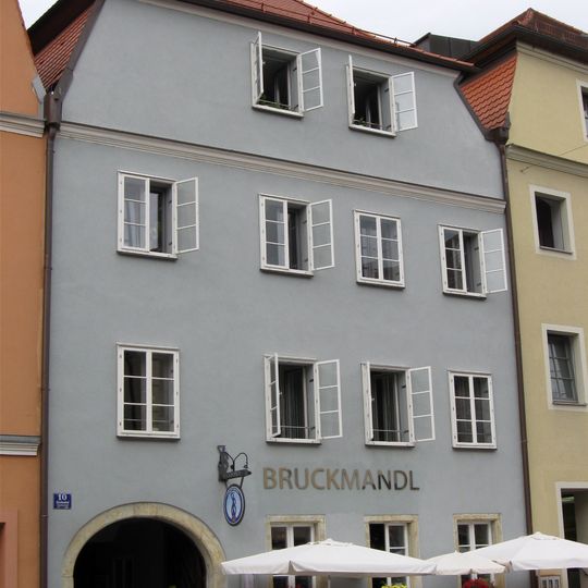 Wohn- und Geschäftshaus