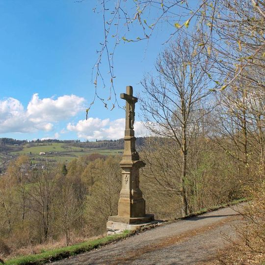 Kříž severně od Bušína vedle polní cesty