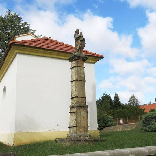 Mariánský sloup na návsi v Brníkově