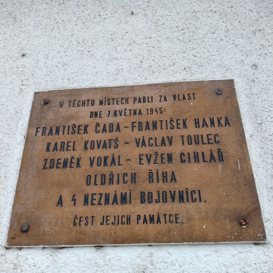 Pamětní deska obětem Pražského povstání na domě Děkanská vinice I 819/16 v Praze