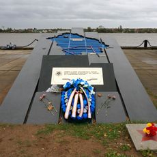 Памятный знак-стела (Новая Ладога)