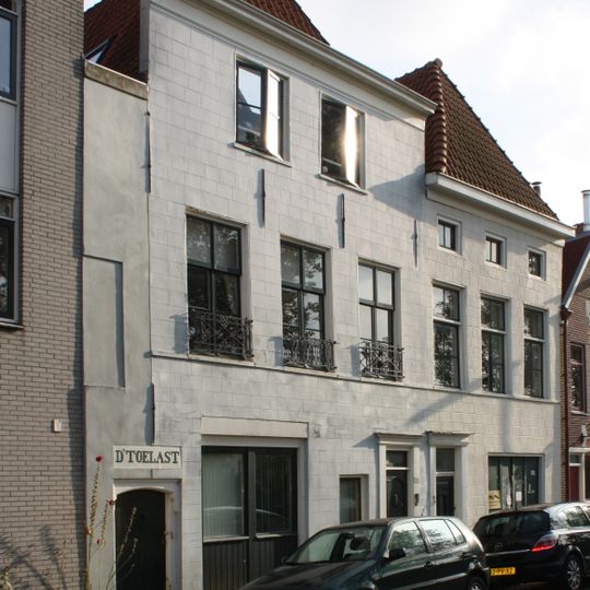 Pand met gepleisterde lijstgevel