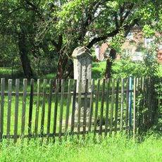 Kříž v zahradě domu 461 ve Starých Křečanech