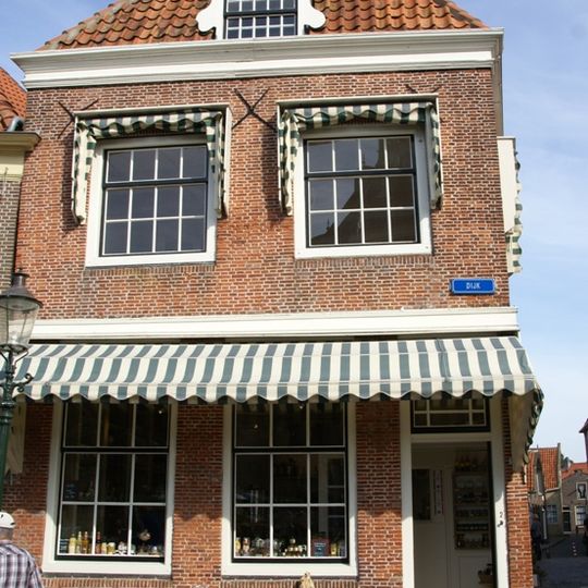 Pand met hoog dak, voor afgesnoten, achter top