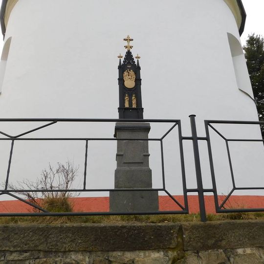 Kříž za kostelem svatého Václava v Lukavci