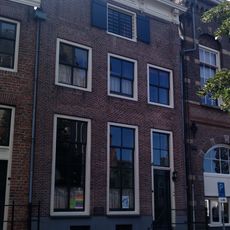 Pand onder schilddak met gevel onder oudere kroonlijst