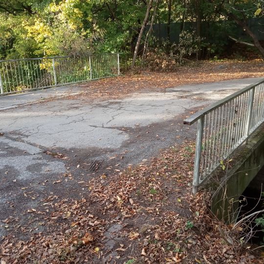 Most Pálkařské ulice přes Kunratický potok