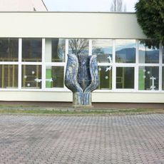 Plastika Věčná píseň mládí u školy v Petlérské ulici v Klášterci nad Ohří