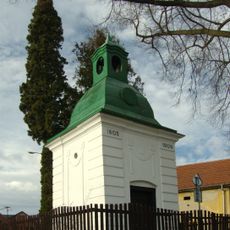 Kaple na křižovatce ve středu Chotutic