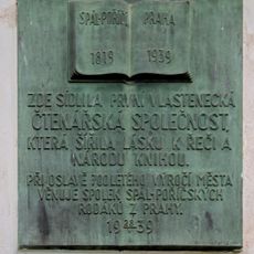Pamětní deska Čtenářské společnosti na budově děkanství ve Spáleném Poříčí
