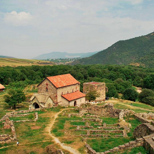 Დმანისის ნაქალაქარი დმანისის სიონი]], პატარა დმანისის წმინდა მარინეს ეკლესია, სამრეკლო, გალავანი, აბანო და სხვა ნაგებობანი.