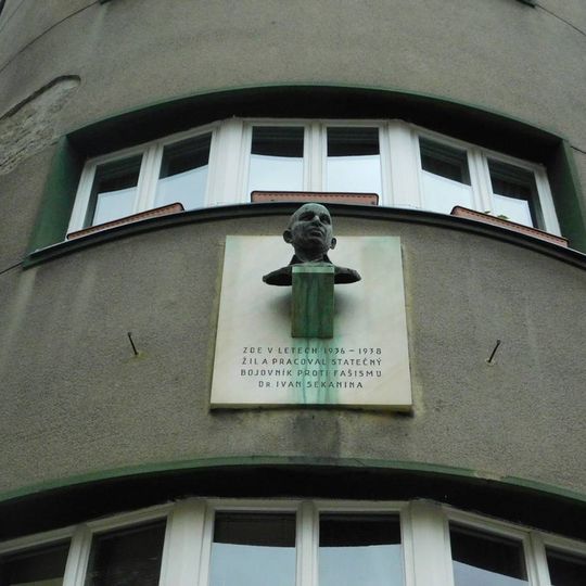 Pamětní deska Ivana Sekaniny na rohu ulic Strojnická a Umělecká v Holešovicích