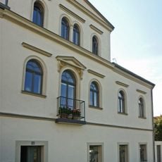 Wohnhaus in offener Bebauung mit linkem Seitenflügel Schloßstraße 10