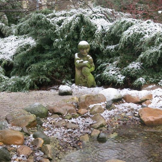 Socha Dívka se psem v parku Severní Terasa v Ústí nad Labem
